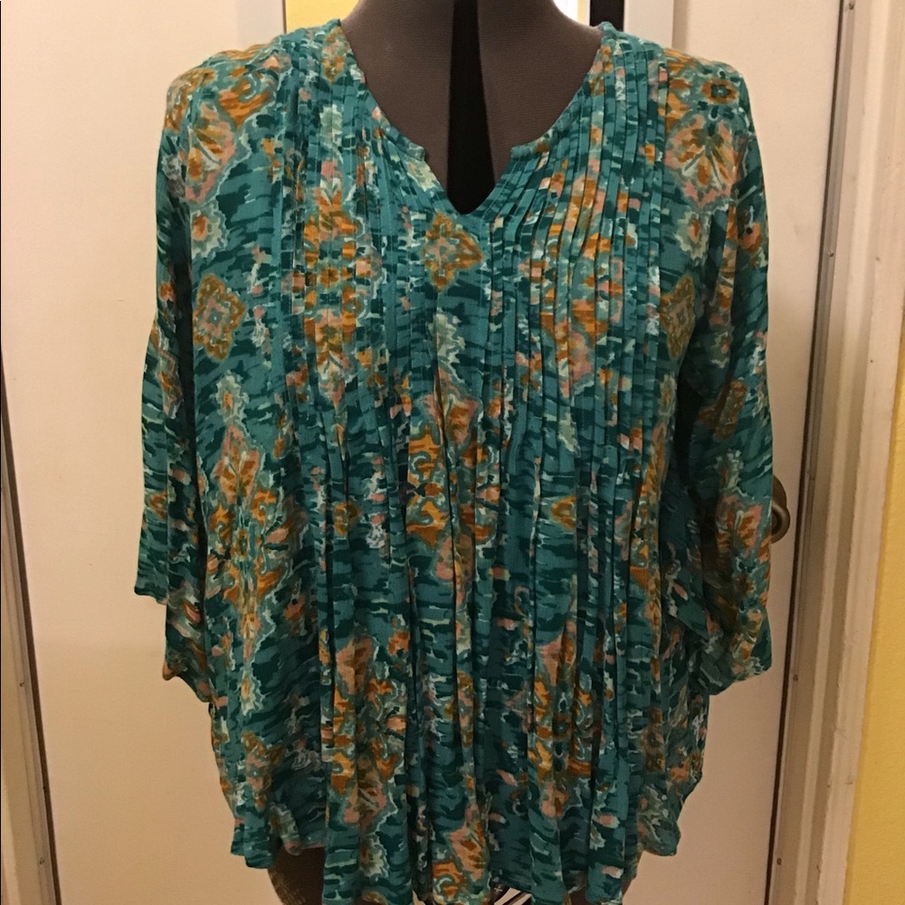 Top, print turquoise 100% rayon.
